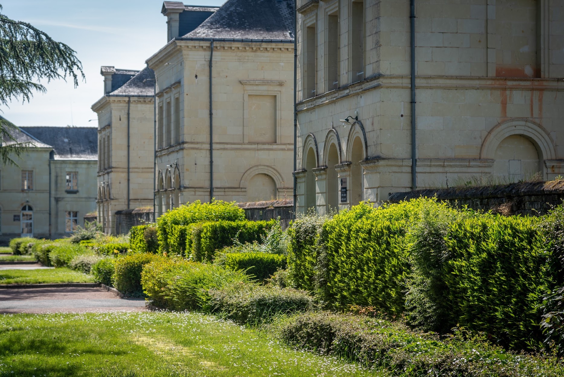 Vue diurne des façades du Domaine de Roiffé